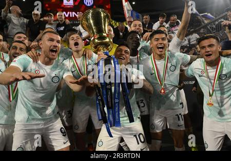 Rom, Italien. 24. Mai 2023. Das Team des FC Inter feiert mit der Trophäe während der Preisverleihung nach dem Finalspiel des italienischen Pokals zwischen dem FC Inter und der Fiorentina in Rom am 24. Mai 2023. Kredit: Augusto Casasoli/Xinhua/Alamy Live News Stockfoto