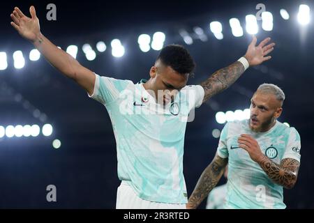 Rom, Italien. 24. Mai 2023. Lautaro Martinez (L) des FC Inter feiert am 24. Mai 2023 sein erstes Tor beim Finale des italienischen Pokals zwischen dem FC Inter und Fiorentina in Rom, Italien. Kredit: Augusto Casasoli/Xinhua/Alamy Live News Stockfoto
