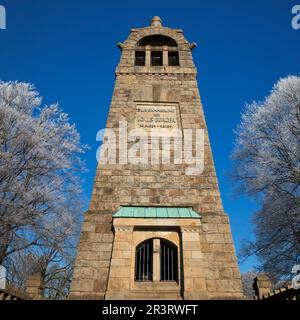 Hoar Frost auf dem Hohenstein mit Bergerdenkmal, Witten, Nordrhein-Westfalen, Deutschland, Europa Stockfoto