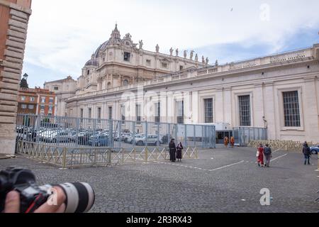 Rom, Italien. 24. Mai 2023. Zwei Aktivisten von „Ultima Generazione“ Ester Goffi und Guido Viero betreten die Vatikanstadt, um vor dem Richter des Gouverneurspalastes zu erscheinen (Foto: Matteo Nardone/Pacific Press). Kredit: Pacific Press Media Production Corp./Alamy Live News Stockfoto