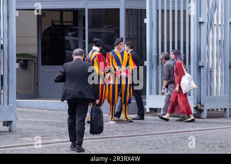 Rom, Italien. 24. Mai 2023. Zwei Aktivisten von „Ultima Generazione“ Ester Goffi und Guido Viero betreten die Vatikanstadt, um vor dem Richter des Gouverneurspalastes zu erscheinen (Foto: Matteo Nardone/Pacific Press). Kredit: Pacific Press Media Production Corp./Alamy Live News Stockfoto