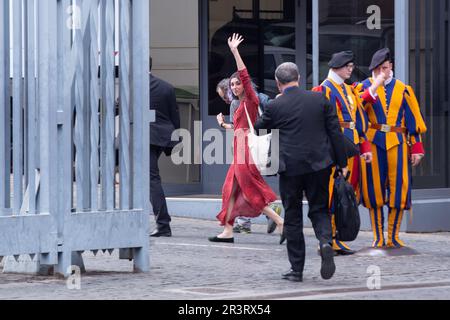 Rom, Italien. 24. Mai 2023. Zwei Aktivisten von „Ultima Generazione“ Ester Goffi und Guido Viero betreten die Vatikanstadt, um vor dem Richter des Gouverneurspalastes zu erscheinen (Foto: Matteo Nardone/Pacific Press). Kredit: Pacific Press Media Production Corp./Alamy Live News Stockfoto