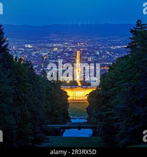 Bergpark Wilhelmshöhe mit Blick über die Zentralparkachse nach Kassel in der blauen Stunde, Deutschland Stockfoto