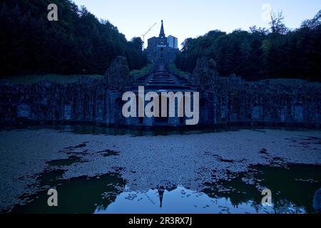 Energy Saving 2022 und 2023, Unlit Hercules Structure, Bergpark Wilhelmshöhe, Kassel, Deutschland Stockfoto