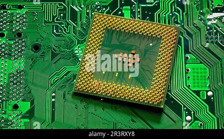 Nahaufnahme von Mikrochips und Stiften im Prozessorschaltkreis des Haupt-CPU-PCs Stockfoto