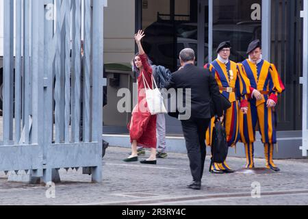 Rom, Italien. 24. Mai 2023. Zwei Aktivisten von „Ultima Generazione“, Ester Goffi und Guido Viero betreten die Vatikanstadt, um vor dem Richter des Gouverneurspalastes zu erscheinen (Foto: Matteo Nardone/Pacific Press/Sipa USA). Kredit: SIPA USA/Alamy Live News Stockfoto