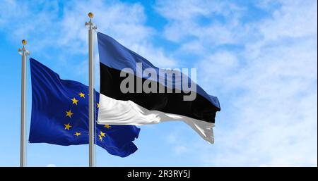 Die Flaggen Estlands und der Europäischen Union winken an einem klaren Tag zusammen Stockfoto