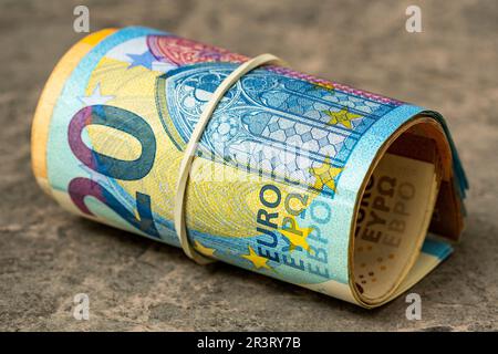 Rolle Euro-Banknoten mit Gummiband Stockfoto