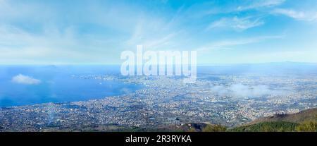 Vormittag bewölkt Blick von oben auf die Stadt Neapel (Italien). Stockfoto