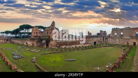 Ruinen des Hippodrom-Stadions von Domitian auf dem Palatin-Hügel in Rom, Italien. Menschen sind nicht wiederzuerkennen. Stockfoto