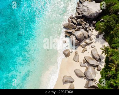 Draufsicht von oben an einem tropischen Strand auf den Seychellen Mahe Stockfoto