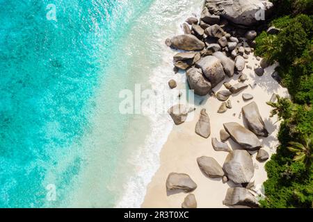 Draufsicht von oben an einem tropischen Strand auf den Seychellen Mahe Stockfoto