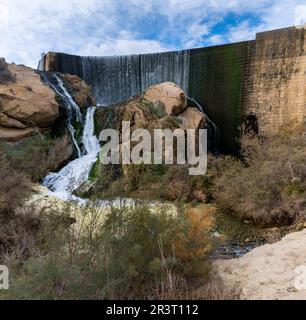 Blick auf den Wasserfall und die Staumauer des Elche-Reservoirs Stockfoto