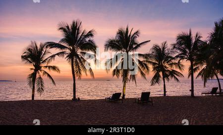 Sonnenuntergang am Strand von Pattaya Thailand mit Palmen Stockfoto