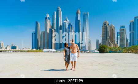 Ein Paar auf einem Stadtausflug nach Dubai mit einem Spaziergang am Strand von Jumeirah Beach Dubai Vereinigte Arabische Emirate Stockfoto