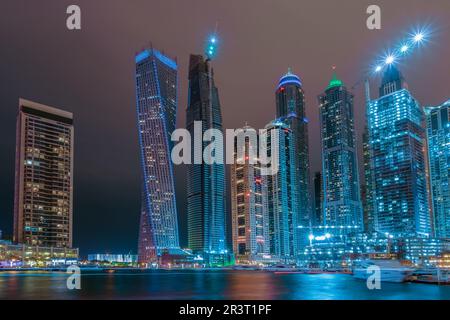 Dubai VAE, Dubai Hafen bei Nacht mit wunderschönen Wolkenkratzern und Booten. Stockfoto
