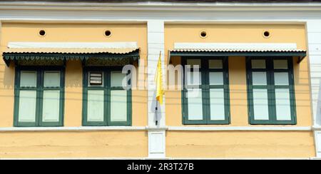 Wunderschöne alte Gebäude an der Tanao Road in Banglamphu, Bangkok, Thailand. Stockfoto