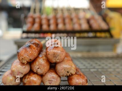 Gegrillte Schweinebälle auf Spießen im thailändischen Stil. Khaosan Road, Bangkok, Thailand. Stockfoto