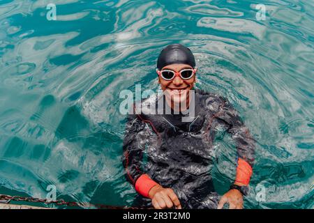 Triathlet-Schwimmer-Porträt trägt Neoprenanzug beim Training Stockfoto