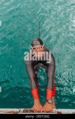 Triathlet-Schwimmer-Porträt trägt Neoprenanzug beim Training Stockfoto