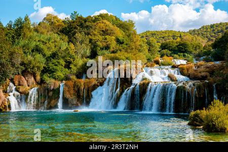 KRKA Wasserfälle Kroatien im Sommer, krka Nationalpark Kroatien an einem hellen Sommerabend im Park Stockfoto