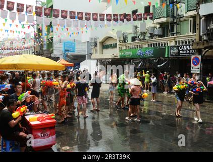 Wasserspritzer während der Feierlichkeiten von Songkran ( thailändisches Neujahr ) auf der Khaosan Road, Banglamphu, Bangkok, Thailand. Stockfoto