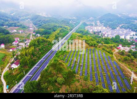 ANQING, CHINA - 25. MAI 2023 - Grüne Hügel, Straßen und Solarpaneele sind im Dorf Tengyun, Anqing, Provinz Anhui, China, 2. Mai zu sehen Stockfoto