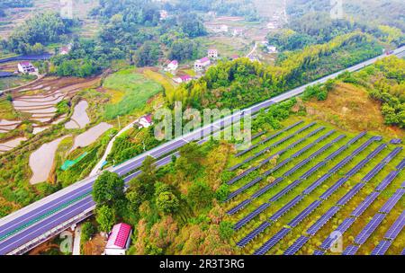 ANQING, CHINA - 25. MAI 2023 - Grüne Hügel, Straßen und Solarpaneele sind im Dorf Tengyun, Anqing, Provinz Anhui, China, 2. Mai zu sehen Stockfoto