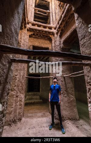 Dachfenster geöffnet in der Mitte des oberen Stockwerks Innenhof, Hauptwohnsitz, Kasba Amridil, 19. Jahrhundert, erbaut für M'hamed Ben Brahim Nasiri, Skoura, Provinz Ouarzazate, marokko, afrika. Stockfoto