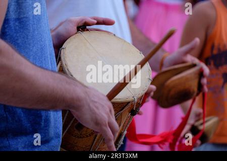 I(castanyoles)hechas de enebro y tambor, instrumentos de Ball Pages ibicenco, Ibiza, balearische Inseln, Spanien. Stockfoto