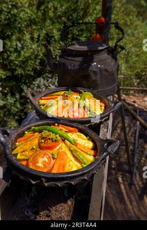 Gemüse-Tagine, Restaurant am Flussufer, God's Bridge, Akchour, Talasstane Nature Park, Rif Region, marokko, afrika. Stockfoto