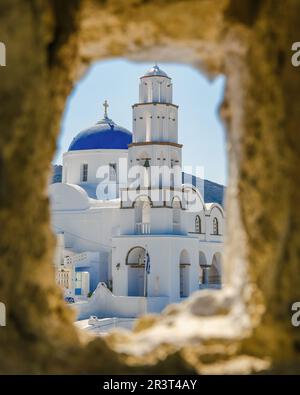 Pyrgos Santorini Griechenland an einem sonnigen Tag im Sommer mit weiß getünchten Häusern und Kirchen Stockfoto