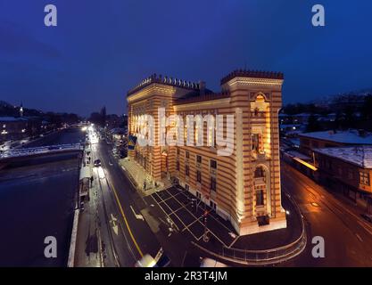 Sarajevo Rathaus oder Nationalbibliothek im Stadtzentrum mit Aerialhyperlapse oder Zeitraffer. Wahrzeichen in der Hauptstadt von Bosnien und Herzego Stockfoto