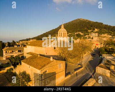 Parroquia de la Inmaculada y el Beato Ramon Llull, Frente al Puig de Randa, Cerro con una Altura de 543 metros,. Randa, Mallorca, Balearen, Spanien, Europa. Stockfoto