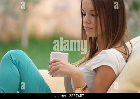 Mujer joven bebiendo de una taza, islas baleares, Spanien. Stockfoto