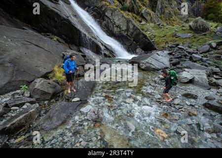 Cascada de Nérech, Valle de Valier - Riberot - Regionale, Parque Natural de Los Pirineos de Ariège, Cordillera de Los Pirineos, Francia. Stockfoto