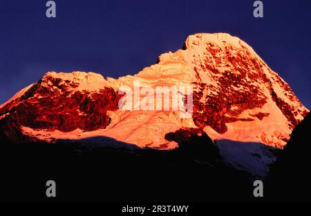 Nevado Artesonraju (6025m.) Quebrada de Santa Cruz. Cordillera Blanca.Andes.Perú. Stockfoto