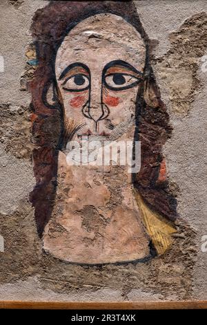 Ruesta pantocrator, Wandgemälde der Ruesta aus dem 12. Jahrhundert, zerrissenes Fresko und Transfer auf Leinwand, stammen aus der Kirche San juan bautista in Ruesta, Diözesanmuseum von Jaca, Huesca, Spanien. Stockfoto