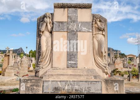 Weinende Frau, Mut Tomas Familiengrab, Friedhof Llucmajor, Mallorca, Balearen, Spanien. Stockfoto