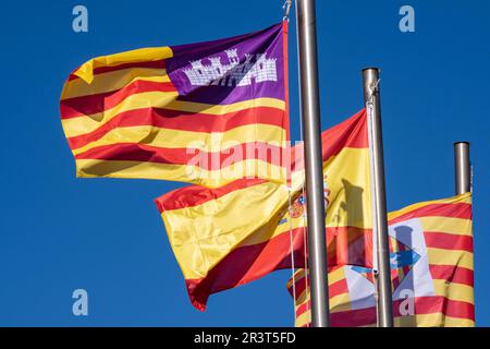 Flaggen der Menschen, der Gemeinde und des Landes, Inka, Mallorca, Balearen, Spanien. Stockfoto