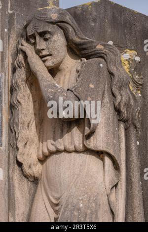 Weinende Frau, Mut Tomas Familiengrab, Friedhof Llucmajor, Mallorca, Balearen, Spanien. Stockfoto