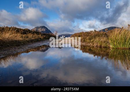 Valle de Glen Coe, Geoparque Lochaber, Highlands, Escocia, Reino Unido. Stockfoto