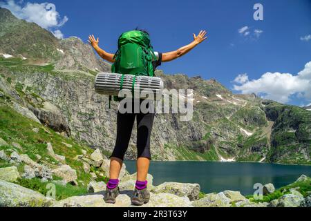 trekker, lago de Caillouas, White Gourgs, cordillera de los Pirineos, Frankreich. Stockfoto