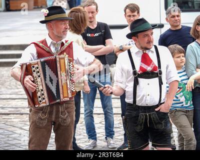 Linz, Österreich. 20. Mai 2023. Ein Mann in Nationalkostüm spielt das Akkordeon der Steiermark am Hauptplatz. Kredit: SOPA Images Limited/Alamy Live News Stockfoto