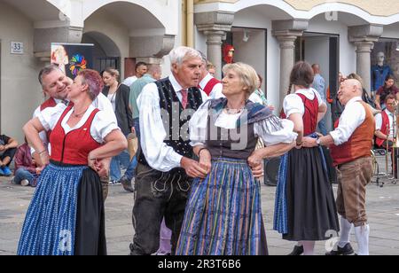 Linz, Österreich. 20. Mai 2023. Männer und Frauen in Nationalkostümen tanzen auf dem Hauptplatz. Kredit: SOPA Images Limited/Alamy Live News Stockfoto