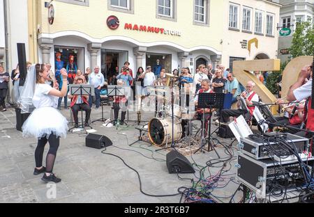 Linz, Österreich. 20. Mai 2023. Ein Mädchen in einem weißen Kleid und Schleier dirigiert ein professionelles Orchester am Hauptplatz. Kredit: SOPA Images Limited/Alamy Live News Stockfoto