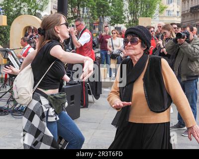 Linz, Österreich. 20. Mai 2023. Ein Mädchen und eine ältere Frau werden auf dem Hauptplatz tanzen gesehen. Kredit: SOPA Images Limited/Alamy Live News Stockfoto