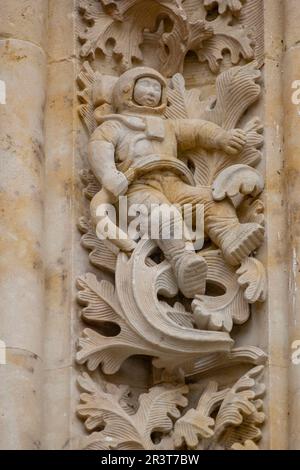 figura de un astronauta , puerta de Ramos, Catedral de la Asunción de la Virgen, Catedral Nueva, Salamanca, comunidad Autónoma de Castilla y León, Spanien. Stockfoto