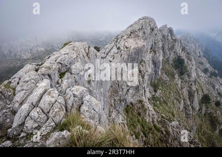 Bergsteiger am Rande von Son Torrella sierra, Fornalutx, Mallorca, Balearen, Spanien. Stockfoto