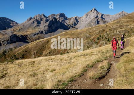 Wanderer auf dem Pfad des Acherito ibón, Petraficha und Quimboa Alto, Tal von Hecho, westlichen Täler, Pyrenäen, Provinz Huesca, Aragón, Spanien, Europa. Stockfoto